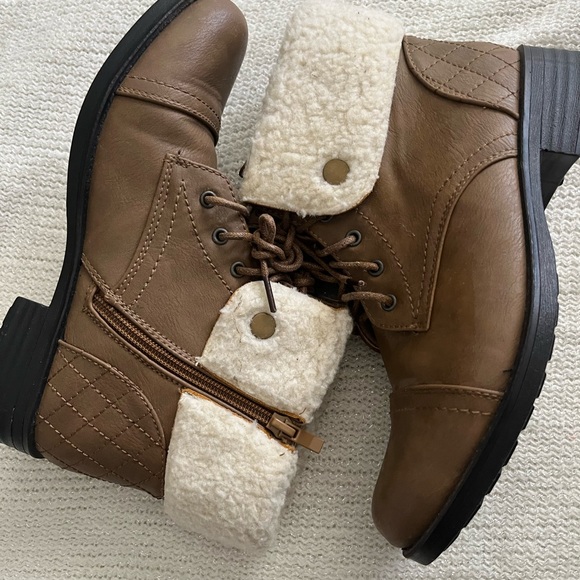 Boots size 7 - Picture 2 of 3